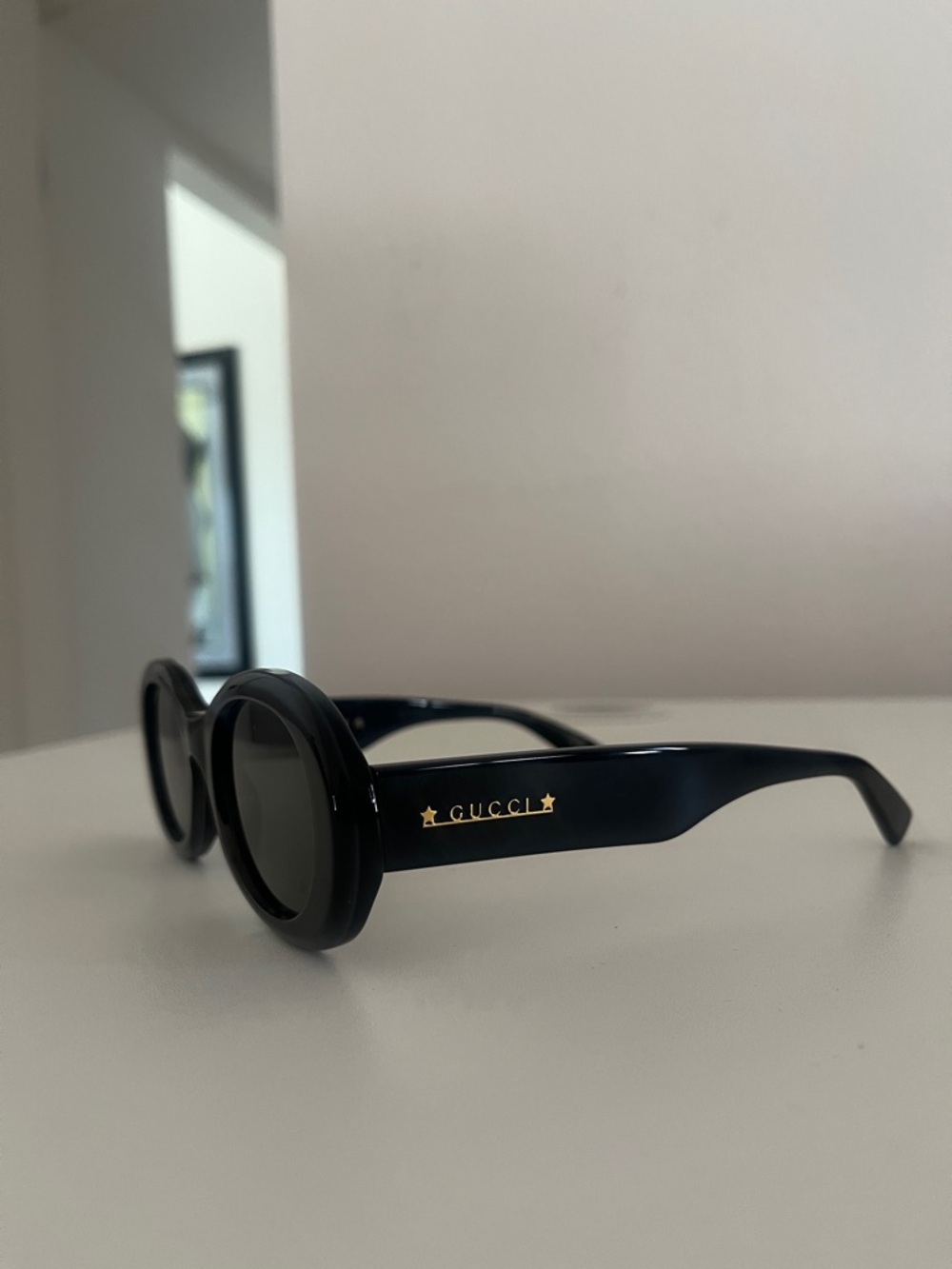 Gucci Black Round Frame Sunglasses with Gold Logo - Picture 2 of 6